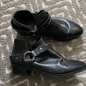 Kelsi Daggers ankle booties